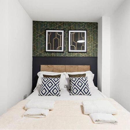 Modern Spacious Three Bedrooms With Private Garden Кардиф Екстериор снимка