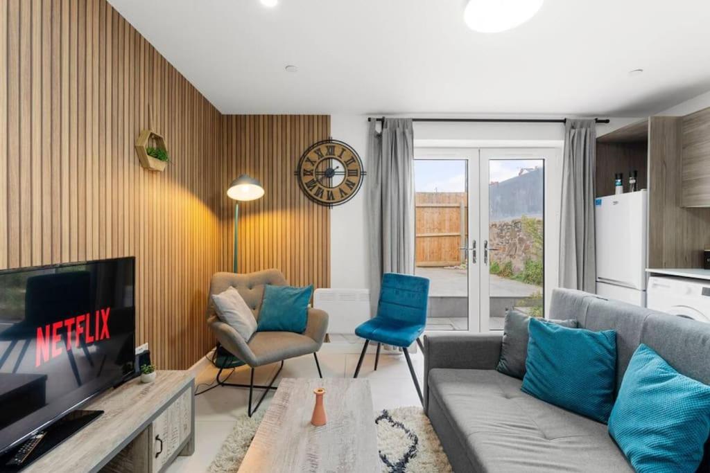 Modern Spacious Three Bedrooms With Private Garden Кардиф Екстериор снимка