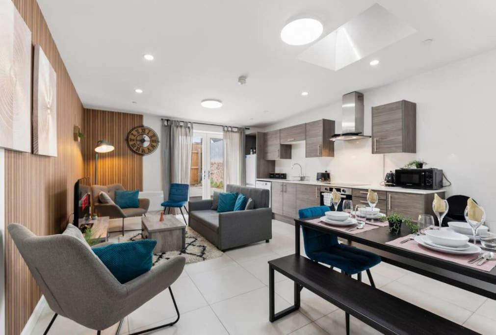 Modern Spacious Three Bedrooms With Private Garden Кардиф Екстериор снимка
